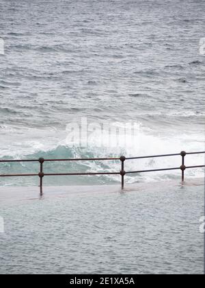 Photo minimaliste d'une piscine naturelle Banque D'Images