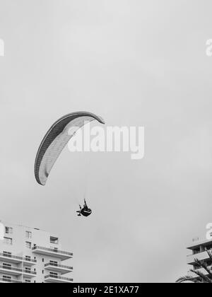 Photo noir et blanc du parapente dans l'air Banque D'Images