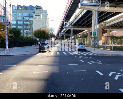 Brooklyn, NY, États-Unis - 9 janvier 2021 : sous le pont de Williamsburg à S 5th St et Wythe. Banque D'Images