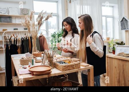 Les jeunes femmes de près dans la boutique écologique choisissent entre cosmétique produits Banque D'Images