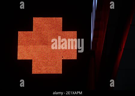 Croix de pixels lumineuse des lampes LED sur fond noir. Symbole de la croix rouge de la santé, de la médecine, de l'auto-soins. Stock photo avec espace vide pour le texte et la recherche Banque D'Images