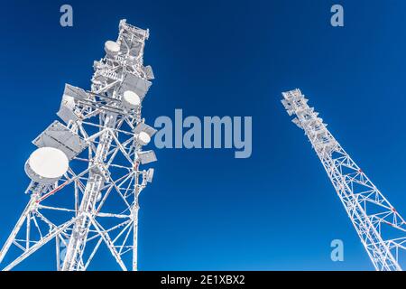 Tour de cellule recouverte de glace sur le toit de la station de radio de base située dans les hauts plateaux. Station de téléphone cellulaire. Station météorologique. Banque D'Images