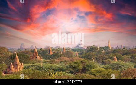 Vue d'en haut, vue aérienne stupéfiante de la zone archéologique de Bagan pendant un beau coucher de soleil. Banque D'Images