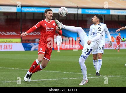 Jordan Tunnicliffe (à gauche) de Crawley Town et Pablo Hernandez, de Leeds United, se battent pour le ballon lors du troisième tour de la coupe Emirates FA au People's Pension Stadium, Crawley. Banque D'Images