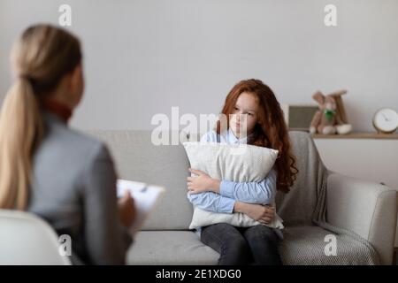 Enfant psychologue. Triste adolescente ayant la consultation Banque D'Images