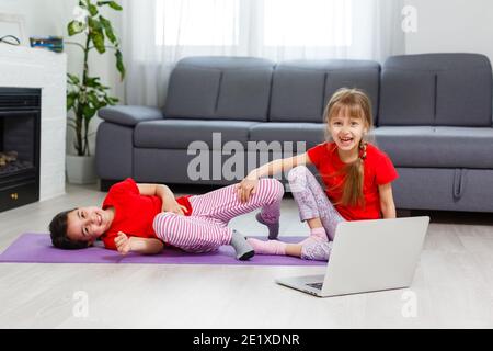 Image pleine longueur petites filles s'amusant à la maison sportive active fille enfant. Activités de loisirs amusantes, concept de style de vie sain et sportif Banque D'Images