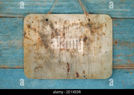 panneau métallique vierge grundy suspendu sur un mur de planches en bois bleu, espace de copie gratuit Banque D'Images