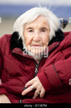 Hambourg, Allemagne. 10 janvier 2021. Esther Bejarano, survivante de l'Holocauste, est assise en fauteuil roulant devant le Centre de vaccination de Hambourg. L'homme de 96 ans a été vacciné contre le virus corona au Centre de vaccination de Hambourg. Credit: Daniel Reinhardt/dpa/Alay Live News Banque D'Images