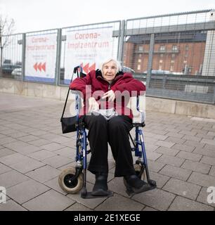 Hambourg, Allemagne. 10 janvier 2021. Esther Bejarano, survivante de l'Holocauste, est assise en fauteuil roulant devant le Centre de vaccination de Hambourg. L'homme de 96 ans a été vacciné contre le virus corona au Centre de vaccination de Hambourg. Credit: Daniel Reinhardt/dpa/Alay Live News Banque D'Images