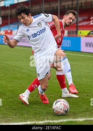 Crawley, Royaume-Uni. 10 janvier 2021. Ian Poveda de Leeds United et George Francomb capitaine de Crawley Town se battent pour le ballon lors du match de la coupe FA au People's Pension Stadium, Crawley photo par Nigel Bramley/Focus Images/Sipa USA 07827818829 10/01/2021 Credit: SIPA USA/Alay Live News Banque D'Images