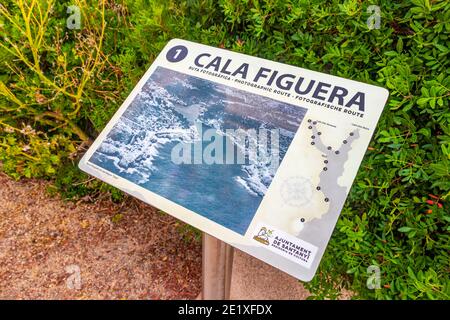 Itinéraire photographique panneau Calo Busques Boira à Cala Figuera Mallorca Espagne. Banque D'Images