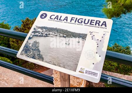 Itinéraire photographique panneau Calo Busques Boira à Cala Figuera Mallorca Espagne. Banque D'Images