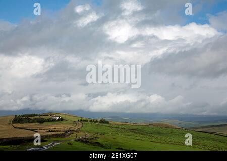 Nuages de tempête passant au-dessus de Bowstonegate Lyme Handley Lyme Park vu Depuis Sponds Hill Cheshire, Angleterre Banque D'Images