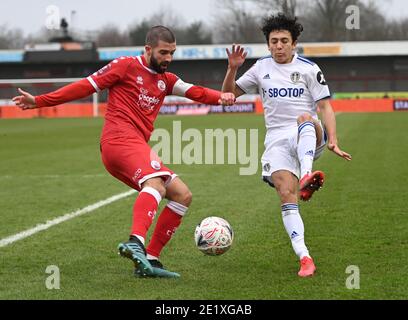 Crawley, Royaume-Uni. 10 janvier 2021. Ian Poveda de Leeds United et George Francomb capitaine de Crawley Town se battent pour le ballon lors du match de la coupe FA au People's Pension Stadium, Crawley photo par Nigel Bramley/Focus Images/Sipa USA 07827818829 10/01/2021 Credit: SIPA USA/Alay Live News Banque D'Images