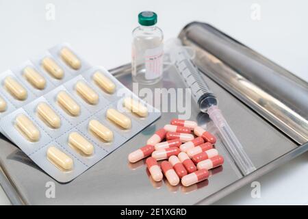 Médicaments anti-coronavirus et vaccin avec seringue, médecine et concept de médicament. Banque D'Images