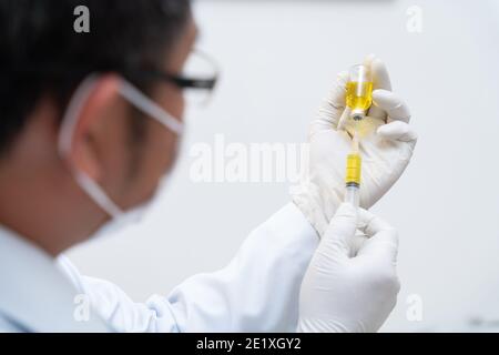 Vaccin Covid-19, gros plan médecin, infirmière, scientifique, chercheur main dans des gants tenant la grippe, la rougeole, le vaccin coronavirus préparation de la maladie, médicament Banque D'Images