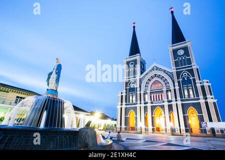 Façade pittoresque du diocèse catholique romain de Chanthaburi au crépuscule, Cathédrale de l'Immaculée conception, Thaïlande. Banque D'Images