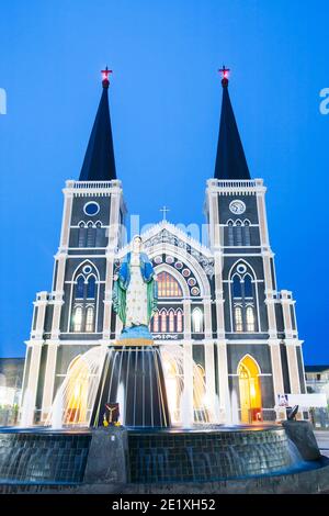 Façade pittoresque du diocèse catholique romain de Chanthaburi au crépuscule, Cathédrale de l'Immaculée conception, Thaïlande. Banque D'Images