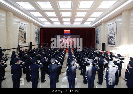 Pékin, Chine. 10 janvier 2021. Le ministère chinois de la sécurité nationale organise une cérémonie de levée de drapeau à l'occasion de la première Journée de la police populaire chinoise à Beijing, capitale de la Chine, le 10 janvier 2021. Des activités ont été organisées pour marquer la première Journée de la police populaire chinoise, qui tombe dimanche. Credit: Yin Gang/Xinhua/Alay Live News Banque D'Images