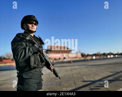 Pékin, Chine. 10 janvier 2021. Une police spéciale est en garde à Beijing, capitale de la Chine, le 10 janvier 2021. Des activités ont été organisées pour marquer la première Journée de la police populaire chinoise, qui tombe dimanche. Crédit: He Jiahuan/Xinhua/Alamy Live News Banque D'Images