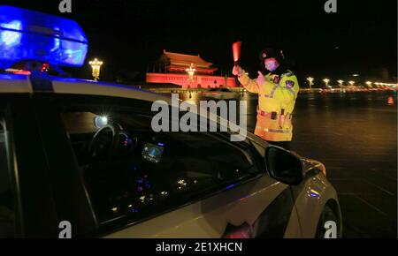 Pékin, Chine. 10 janvier 2021. Un agent de police de la circulation dirige la circulation sur l'avenue Chang'an à Beijing, capitale de la Chine, le 10 janvier 2021. Des activités ont été organisées pour marquer la première Journée de la police populaire chinoise, qui tombe dimanche. Credit: Li Xuezhong/Xinhua/Alay Live News Banque D'Images