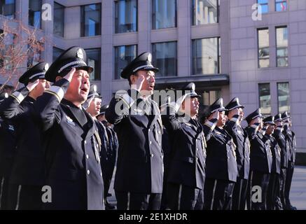 Pékin, Chine. 10 janvier 2021. Le ministère chinois de la sécurité publique organise une cérémonie de levée de drapeau à Beijing, capitale de la Chine, le 10 janvier 2021. Des activités ont été organisées pour marquer la première Journée de la police populaire chinoise, qui tombe dimanche. Credit: Yin Gang/Xinhua/Alay Live News Banque D'Images