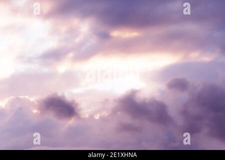 Nuages roses doux dans le ciel du coucher du soleil Banque D'Images