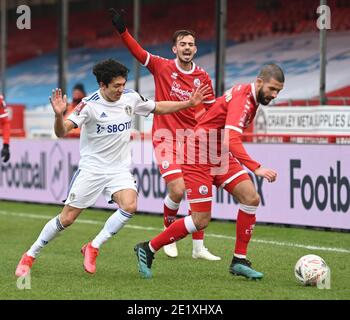 Crawley, Royaume-Uni. 10 janvier 2021. Ian Poveda de Leeds United et George Francomb capitaine de Crawley Town se battent pour le ballon lors du match de la coupe FA au People's Pension Stadium, Crawley photo par Nigel Bramley/Focus Images/Sipa USA 07827818829 10/01/2021 Credit: SIPA USA/Alay Live News Banque D'Images