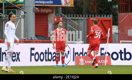 Nicholas Tsaroulla, de Crawley Town, célèbre le premier but de son équipe lors du troisième tour de la coupe Emirates FA au People's Pension Stadium, Crawley. Banque D'Images