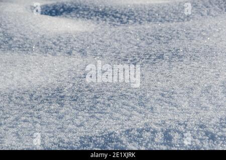 Douce neige douce et douce par temps froid. Paysage d'hiver avec champ couvert de neige Banque D'Images