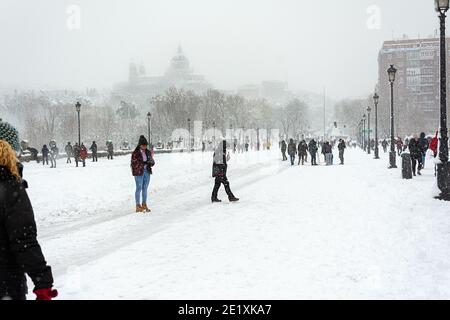 Madrid, Espagne, 01.09.2021, personnes marchant sur le pont de Ségovie, la cathédrale Almudena, il neige, la tempête Filomena Banque D'Images