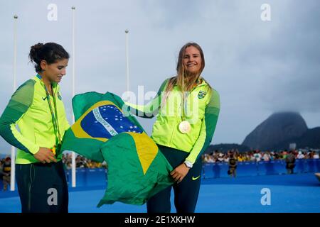 Voile aux Jeux Olympiques de Rio 2016. Les marins brésiliens Martine Grael et Kahena Kunze remportent la médaille d'or 49er classe FX. Rio de Janeiro Brésil 08.18.2016. Banque D'Images