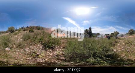 Vue panoramique à 360° de Pompier de 3 unités d'urgence avec masque facial coronavirus vaporisant de l'eau sur la fumée orange près des câbles électriques. Mt. Carmel, Israël, 11 mai 2020 .
