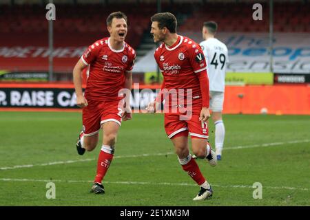 Crawley, Royaume-Uni. 10 janvier 2021. Jordan Tunnicliffe de Crawley Town (R) célèbre après avoir obtenu le troisième but de ses équipes. Emirates FA Cup, 3e tour de match, Crawley Town v Leeds Utd au People's Pension Stadium, à Crawley, West Sussex, le dimanche 10 janvier 2021. Cette image ne peut être utilisée qu'à des fins éditoriales. Utilisation éditoriale uniquement, licence requise pour une utilisation commerciale. Aucune utilisation dans les Paris, les jeux ou les publications d'un seul club/ligue/joueur. photo par Steffan Bowen/Andrew Orchard sports photographie/Alay Live news crédit: Andrew Orchard sports photographie/Alay Live News Banque D'Images