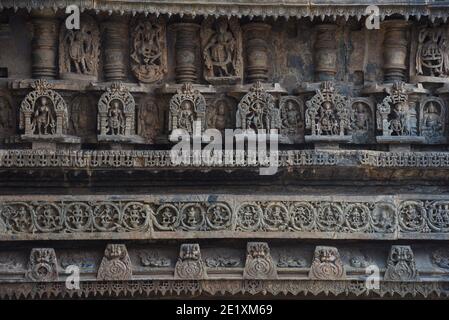 art rupestre sur les murs du temple indien. Sculptures sur les murs des temples de Belur et Halebidu à Karnataka, Inde. Banque D'Images