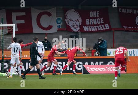 Crawley, Royaume-Uni. 10 janvier 2021. Jordan Tunnicliffe de Crawley Town marque son troisième but de côté et célèbre lors du match de la coupe FA 3e tour entre Crawley Town et Leeds United, le match a été derrière des portes fermées sans supporters en raison de l'actuel confinement du gouvernement pandémique COVID-19 au stade de pension du peuple, Crawley, Angleterre le 10 janvier 2021. Photo de Liam McAvoy/Prime Media Images. Crédit : Prime Media Images/Alamy Live News Banque D'Images