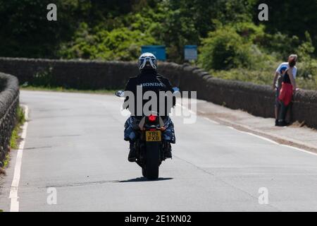 Peak District, Royaume-Uni - 25 2020 mai : un motard au réservoir Langsett, dans le Peak District. Banque D'Images