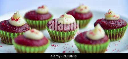 gros plan sur les cupcakes en velours rouge. délicieux cupcakes en velours rouge sur fond blanc. Banque D'Images