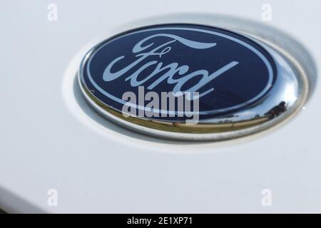 Coimbatore, Tamilnadu, Inde - 26 décembre 2020: Logo Ford signe macro gros plan image. Logo Ford. Il a été fondé par Henry Ford. Le Ford Mo Banque D'Images