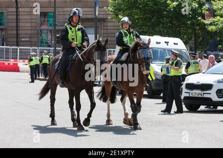 Leeds, Royaume-Uni - juin 14 2020 : la police montée patrouille une zone où des contre-manifestants se sont rassemblés à Leeds. Banque D'Images