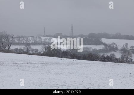 Warlingham, Surrey, Royaume-Uni. 10 janvier 2021. Après les chutes de neige il y a trois jours, les températures n'ont pas augmenté au-dessus du point de congélation, donc il n'a pas fondu et les arbres se brandient avec la glace à Limpsfield, dans le Surrey. La prévision pour aujourd'hui est 1C avec des nuages légers et des vents légers. Crédit : Keith Larby/Alay Live News Banque D'Images