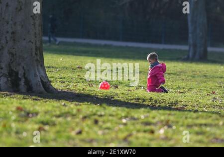 Francfort, Allemagne. 10 janvier 2021. Un enfant joue un jour ensoleillé dans un parc de Francfort, en Allemagne, le 10 janvier 2021. Crédit: Lu Yang/Xinhua/Alay Live News Banque D'Images