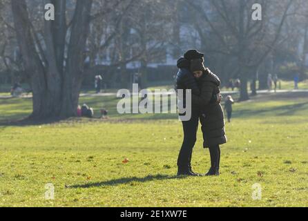 Francfort, Allemagne. 10 janvier 2021. Les gens profitent du soleil dans un parc de Francfort, en Allemagne, le 10 janvier 2021. Crédit: Lu Yang/Xinhua/Alay Live News Banque D'Images