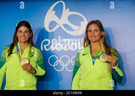 Voile aux Jeux Olympiques de Rio 2016. Les marins brésiliens Martine Grael et Kahena Kunze remportent la médaille d'or 49er classe FX. Rio de Janeiro Brésil 08.18.2016. Banque D'Images