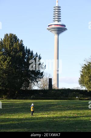 Francfort, Allemagne. 10 janvier 2021. Un enfant joue un jour ensoleillé dans un parc de Francfort, en Allemagne, le 10 janvier 2021. Crédit: Lu Yang/Xinhua/Alay Live News Banque D'Images