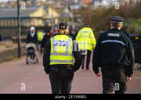 Portobello, Écosse, Royaume-Uni. 10 janvier 2021. En dépit d'un confinement national actuellement imposé en Écosse, la promenade et la plage de Portobello étaient occupées par un grand nombre de personnes qui y passaient dimanche après-midi. Plusieurs patrouilles de police étaient évidentes, la plupart du temps en gardant la clé basse, mais les agents ont parlé aux propriétaires de cafés pour les inciter à garder une distance sociale correcte entre les clients. Iain Masterton/Alay Live News Banque D'Images