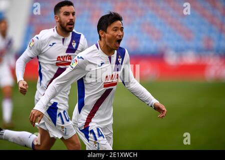 VALENCE, ESPAGNE - JANVIER 10 : Takashi Inui de SD Eibar célébrant son but lors du match de la Ligue Santander entre Levante UD et SD Eibar à Estadi Ciutat de Valencia le 10 janvier 2021 à Valence, Espagne (photo de Pablo Morano/BSR AgencyOrange PicturesAlamy Live News) Banque D'Images