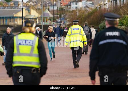 Portobello, Écosse, Royaume-Uni. 10 janvier 2021. En dépit d'un confinement national actuellement imposé en Écosse, la promenade et la plage de Portobello étaient occupées par un grand nombre de personnes qui y passaient dimanche après-midi. Plusieurs patrouilles de police étaient évidentes, la plupart du temps en gardant la clé basse, mais les agents ont parlé aux propriétaires de cafés pour les inciter à garder une distance sociale correcte entre les clients. Iain Masterton/Alay Live News Banque D'Images