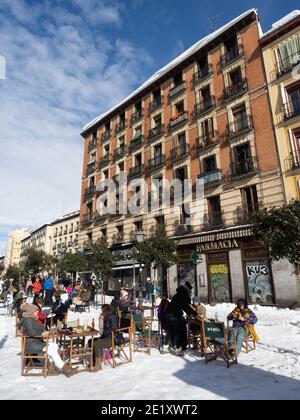 Madrid, Espagne. 10 janvier 2021. Les gens aux terrasses des bars et restaurants de la place Cascorro le lendemain de la tempête Filomena détesta Madrid. Après la tempête Filomena, Madrid (Espagne) est couverte de neige et de glace, beaucoup d'arbres sont tombés et il n'est pas possible d'utiliser la voiture dans la plupart des rues mais les gens marchent autour de la ville. © Valentin Sama-Rojo/Alamy Live News. Banque D'Images