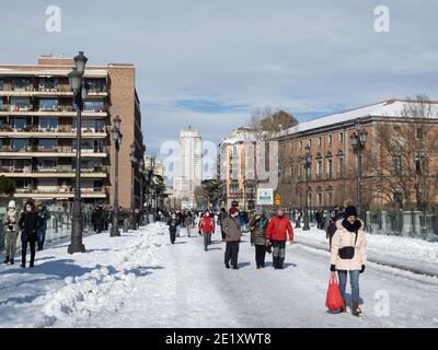 Madrid, Espagne. 10 janvier 2021. Les gens qui marchent dans la rue Bailen le lendemain de la tempête Filomena détesta Madrid. Après la tempête Filomena, Madrid (Espagne) est couverte de neige et de glace, beaucoup d'arbres sont tombés et il n'est pas possible d'utiliser la voiture dans la plupart des rues mais les gens marchent autour de la ville. © Valentin Sama-Rojo/Alamy Live News. Banque D'Images